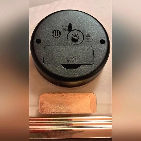 DANBURY QUARTZ TABLE TOP Alarm CLOCK for parts only - Picture 6 of 7